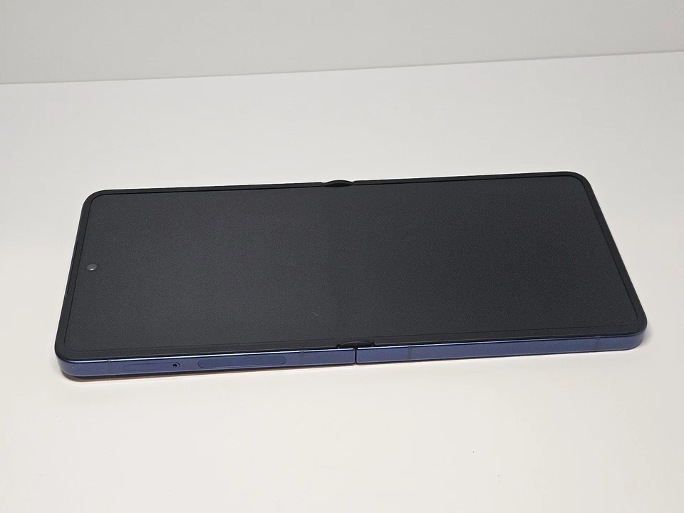 COMO NUEVO Samsung Galaxy Z Flip 7 SM-F766U1 - 256 GB - Sombra Azul (Desbloqueado) Foto 1 de 4