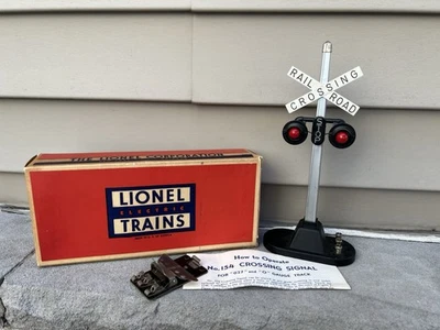 Lionel Postwar No.154 Automatic Road Crossing Signal with Box #1 - Image 1 of 4