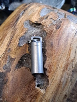 Mini llavero pastillero de titanio serie Pro con llavero de titanio  Foto 1 de 4