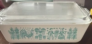Raro piatto rettangolare vintage Pyrex Amish stampa a burro Fridgie-1 1/2 qt. con coperchio - Foto 1 di 10