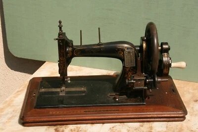 machine à coudre ancienne à manivelle AB ** - Photo 1/4