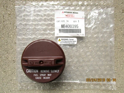 89 - 90 MITSUBISHI SIGMA BASE 4D SEDÁN TANQUE DE COMBUSTIBLE GASOLINA TAPA TAPA DE LLENADO OEM NUEVO Foto 1 de 2