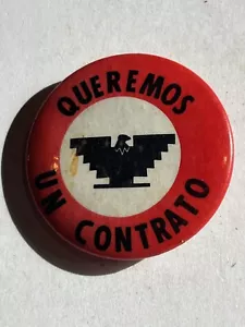 ORIGINAL🇺🇸 1970s VINTAGE”QUEREMOS”UN CONTRATO FARM WORKERS BUTTON/PIN 👀LQQK👀 - Picture 1 of 2