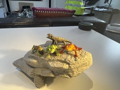 RARE 4-ITEM LIZARD AND FROG COLLECTION - TWO SCHLEICH ITEMS EXCELLENT CONDITION - Image 1 of 4