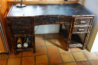 Escritorio vintage de cinco cajones estilo costero de bambú y ratán Foto 1 de 4