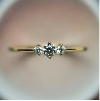 Anillo de compromiso minimalista moderno en oro amarillo de 10 quilates con moissanita de tres piedras Foto 1 de 3