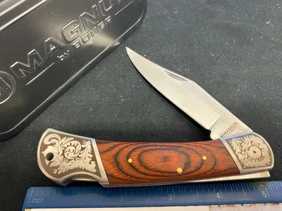 Cuchillo grande Boker Magnum Lockback, asas de madera laminada, refuerzos grabados Foto 1 de 3