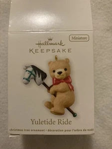 PUNZE ANDENKEN MINIATUR Weihnachten ORNAMENT YULETIDE RIDE 2012. Bär.  - Bild 1 von 6