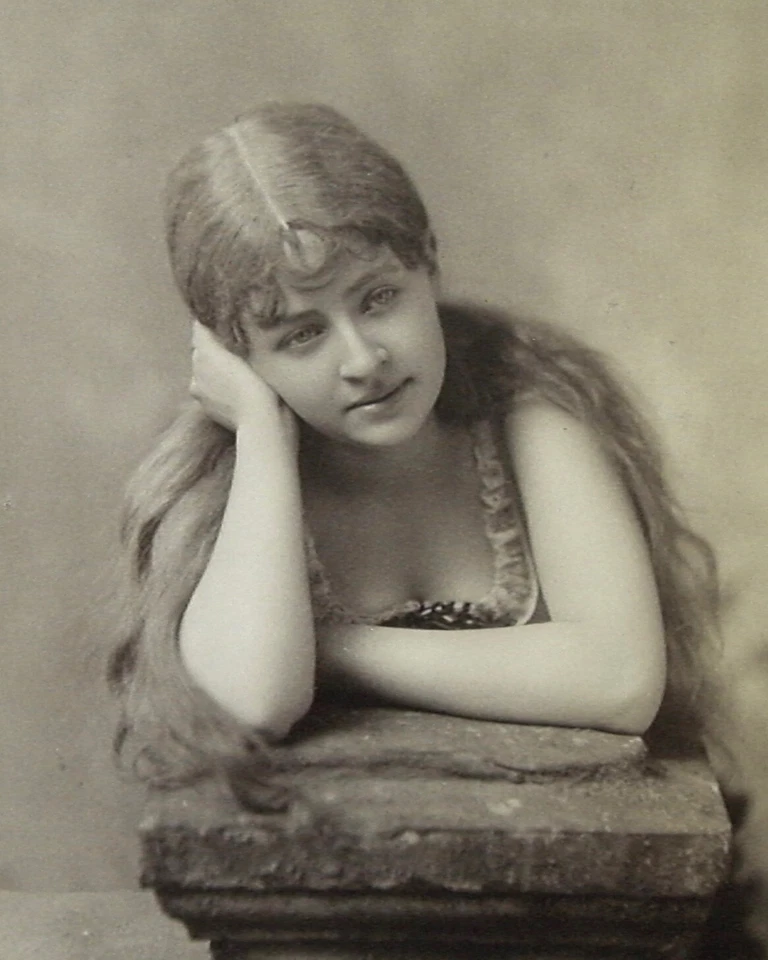 Sadie Martinot 8X10 Photo Picture Image American actress & singer opera #6 - Image 1 of 1