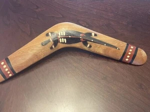 ANILLO KIPÁ AUSTRALIANO BOOMERANG Brigalow Madera Arte Aborigen Lagarto 30 cm - Imagen 1 de 7