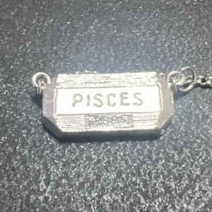 Vintage Krone Trifari Armband Sternzeichen Fische Fisch Anhänger silberfarben 8" Zoll - Bild 1 von 6