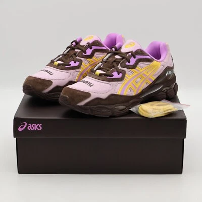 1203A622-700 PLEASURES Asics Gel-NYC Rosa Marrón Amarillo (Hombre) - Imagen 1 de 4