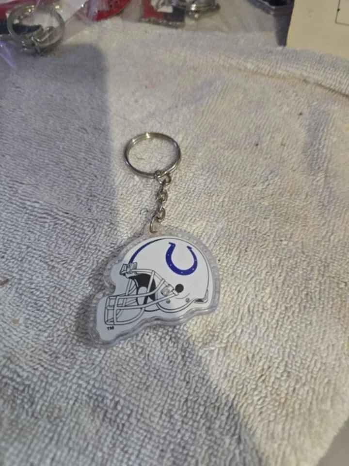 VINTAGE NNFL DOUBLE SIDED KEYCHAIN INDIAN APOLIS COLTS HELMET - Image 1 of 1