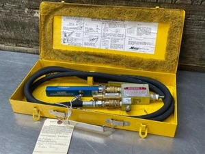 Milton 1065 M85352/2 Commercial Aircraft Inflator Gauge w/ 1067 Low Press Gauge - Picture 1 of 11