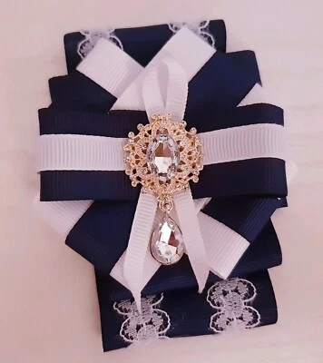 Brosche Anstecknadel Brooch aus Ripsband mit Strass verziert, Weiß/Blau - Bild 1 von 4