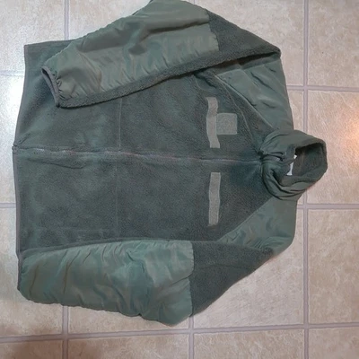 Chaqueta polar mediana-larga del ejército de Estados Unidos Gen III para clima frío ACU Polartec ECWCS  Foto 1 de 4