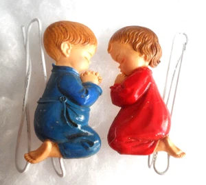 Vintage Ornamente - 2 Hartplastik Plektren - kleines Mädchen & Junge betend - 3" - Bild 1 von 2