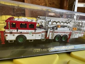 CODE 3 CHRISTMAS AERIALSCOPE LADDER FIRE TRUCK SCALE 1/64***NEW IN CASE*** - Picture 1 of 5