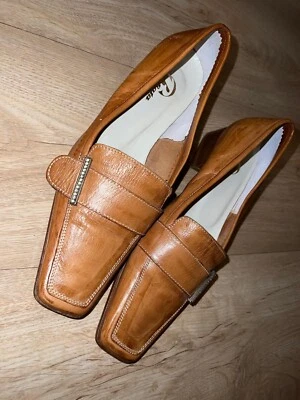 Zapatos retro cuadrados de cuero vintage Bata vero cuoio en una pequeña cicatrización Foto 1 de 4