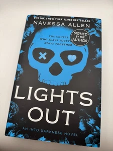 LIGHTS OUT Into Darkness SIGNED BOOK Navessa Allen U.K. EDITION Hardcover - Foto 1 di 5