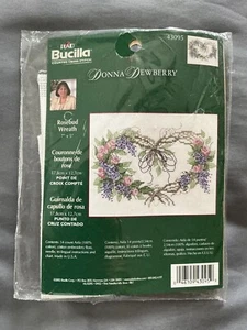 NUOVO Bucilla kit punto croce contato corona bocciolo di rosa 43095 Donna rugiada floreale - Foto 1 di 2