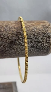 22K Yellow Gold Bangle Bracelet 7-3/4" 2.6mm Wide Floral Design - Picture 1 of 4