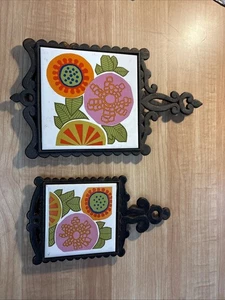 Vintage Japan MCM Wanduntersetzer Blumenmotiv Fuß Gusseisen Fliese 60er-70er 2 Stück - Bild 1 von 12