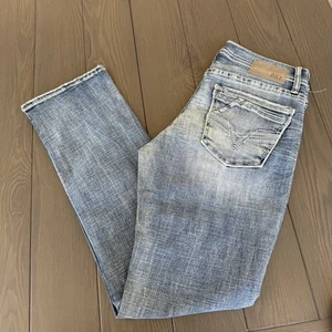 Jeans BKE Hebilla Jake Rectos Para Hombre 31x32 Azul Claro Lavado Premium Elastizado Denim - Imagen 1 de 15