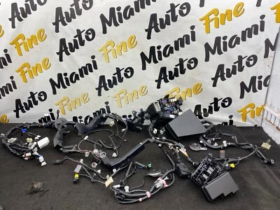 Caja de fusibles de bahía de motor Subaru WRX 22-24 con arnés de cableado del motor OEM Foto 1 de 4