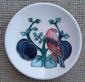 Plato de alfiler 4,5" MOORCROFT “CIRUELA Y PÁJARO” - SALLY TUFFIN. - Imagen 1 de 9