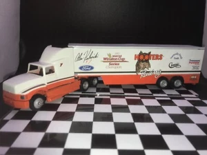 ALAN KULWICKI #7 Hooters Racing 1/64 Winross Transporter Hauler MINT RARE - Picture 1 of 9