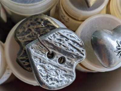 tolle Trachtenknöpfe Herzen - Metall / Metalloptik - zur Auswahl für Dirndl - Bild 1 von 2
