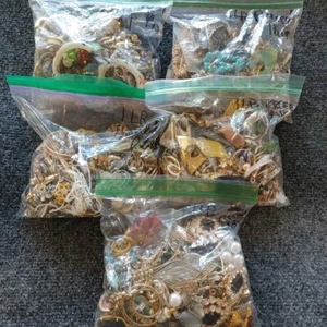 5 LB Paired Pierced Earrings Lot Vtg to Now Mostly Wearable Hoops Dangles Posts - Picture 1 of 23