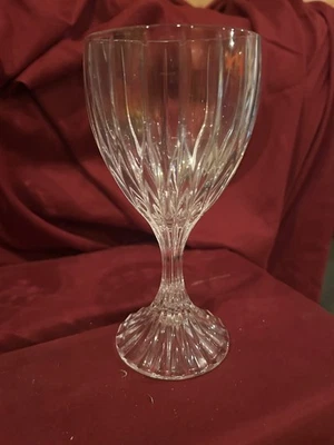 Mikasa Pask Lane  Crystal  Wine Glasses    6 3/4 in height  set of 4 - Image 1 of 4