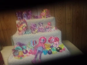 BAMBOLA MY LITTLE PONY EQUISTRIA & 19 PICCOLI PONYS - Foto 1 di 4