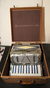 VINTAGE POLLINA ? PIANO  GREY 26/12  PIANO ACCORDION MADE IN ITALY W/ CASE - Picture 1 of 15