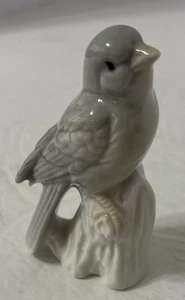 Vintage OTAGIRI Japan Vogel auf Baumstumpf Keramik Figur blau grau 3 3/8" Aufkleber - Bild 1 von 4