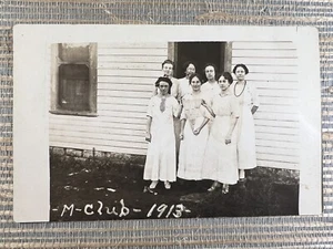 RPPC Mujeres Sosteniendo Banner MMC M Club 1913 Dexter Kansas Foto Real Postal - Imagen 1 de 2