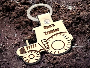 Schlüsselanhänger personalisiert individuelle Wunsch Gravur Leder Traktor weiß - Bild 1 von 4