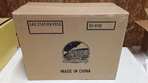 MTH RAILTOWN BUILDING OPERATING ESSO GAS STATION 30-9106 -FACTORY SEALED (AA-375 - Picture 1 of 4