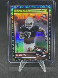 2025 Score EXTRATERRESTRIAL #49 RJ Harvey Rookie Card ALIEN CASE HIT SSP Broncos - Foto 1 di 2