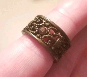 Anello Vintage Bronzo Fascia Misura 5 Strass Intricato Disegno Mediceo Lavoro Aperto Usato in Ottime Condizioni - Foto 1 di 9