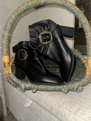 Women’s L’Artiste Spring Step Milagros Ruffle Bow Camel Leather Booties Boots!  - Image 1 of 4