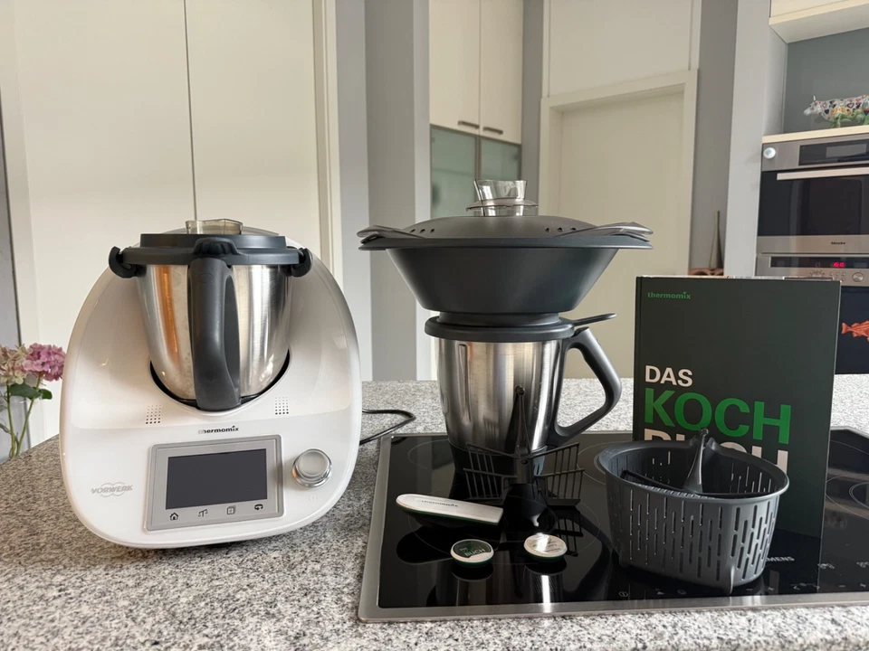 Thermomix TM 5 inklusive Zubehör und mit 2. Mixtopf und Cook-Key in Top-Zustand - Bild 1 von 1