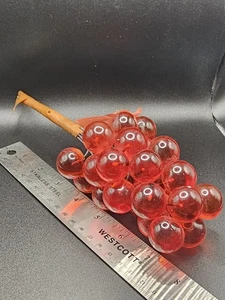 Vintage rote Acryl Lucite Traube Cluster Trauben MCM 8" 60er Jahre Obst Dekor - Bild 1 von 4