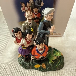 DEPT 56 Halloween A GRIMSLY FAMILY Village Accessories 799978 *LESEN - Bild 1 von 2