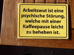 gelbes Schild: Arbeitswut ist eine psychische Störung, welche mit ... 15x10,5cm - Bild 1 von 1