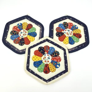 Lotto di 3 portavasi trapuntati esagonali colorati fatti a mano vintage nuovi senza etichette misura 8 1/2" - Foto 1 di 2
