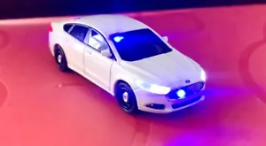 Semaforo Verde 1:64 Personalizzato Bianco Ford Fusion Senza Marca Polizia Con Luci LED - Foto 1 di 6