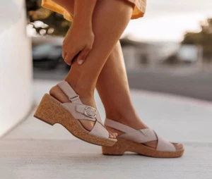 Clarks Giselle Dove Tan Suede Wedge Sandals Size 9M - New in Box Women’s - Picture 1 of 9